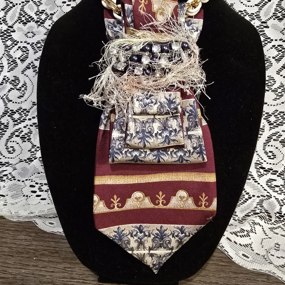 Elegant Burgundy and Gold Necktie